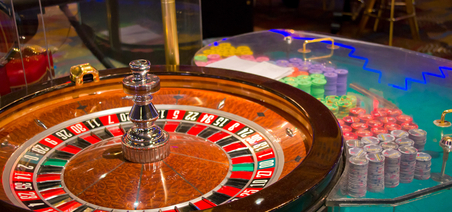 Jeu de roulette et jetons dans un casino. Photo Antoinetav- Wikimedia Commons