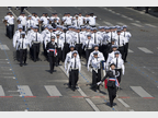 Alice dirigeant le cortège de policiers le 14 juillet