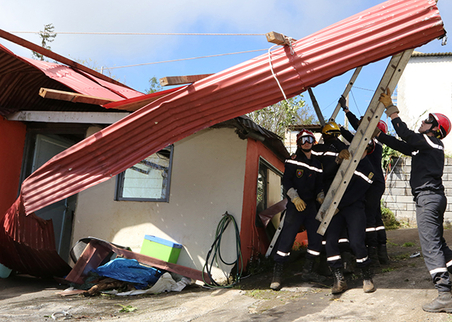 La Sécurité civile en appui des sapeurs-pompiers et d'EDF à la Réunion © Sécurité Civile UIISC