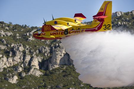 Canadair de la sécurité Civile lors d'un largage