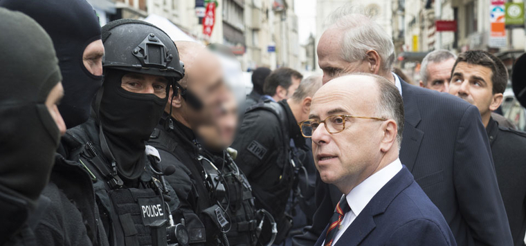 Bernard Cazeneuve salue les policiers BRI et RAID © MI/SG/Dicom/F.Pellier