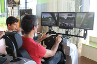Image d'adulte sur un simulateur de conduite dans le cadre des rencontres de la sécurité
