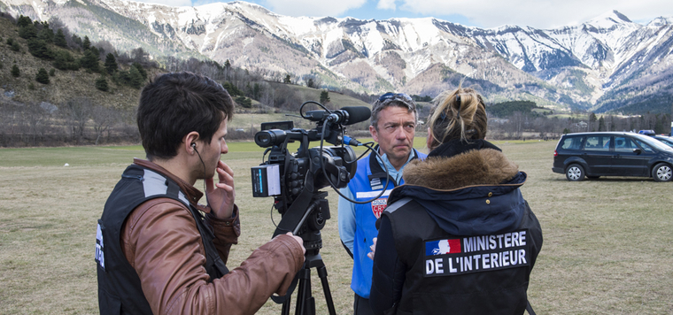 Equipe technique DICOM durant une interview lors du crash aérien de la Germanwings © MI/SG/DICOM/F. Pellier
