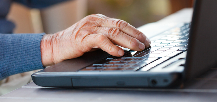 main d'un senior sur un clavier d'ordinateur © fotolia