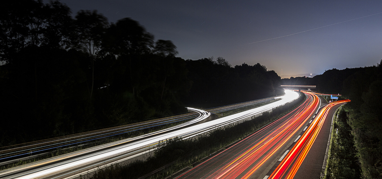Autoroute de nuit © fotolia