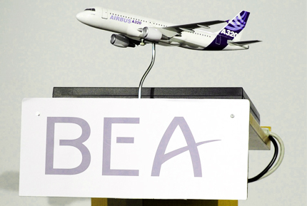 Photo du logo et d'un avion A dans les locaux du BEA