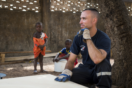 La sécurité civile engagée dans la lutte contre Ebola en Guinée ® MI - SG - DICOM - F.Pellier