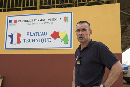 Image du centre de formation Ebola aménagé par la sécurité civile dans la ville de Maneah en Guinée en décembre 2014. Crédit photo MI/DICOM/F.PELLIER