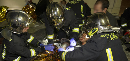 La Brigade des sapeurs-pompiers de Paris et un anonyme au secours des citoyens