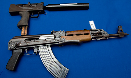 Un militaire coincé avec 19 armes à feu sera accusé de contrebande