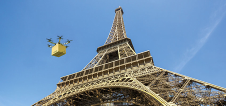 Drone volant à côté de la Tour Eiffel © MIPAN-Viche81 - Fotolia