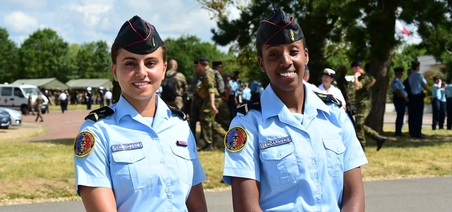 Leïla et Mélissa, gendarmes de la section protection appui drone de la Garde républicaine