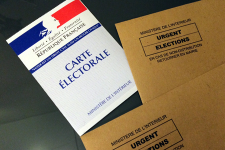 Photo d'une carte électorale et enveloppes de propagande électorale