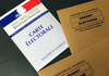 Photo d'une carte électorale et enveloppes de propagande électorale