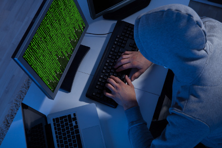Hacker derrière un ordinateur.© fotolia
