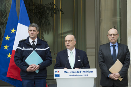 Photo du ministre de l'Intérieur s'expérimant Place Beauvau le 6 mars 2015