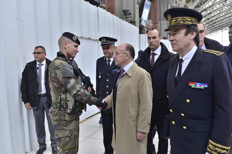 Bernard Cazeneuve et les forces de l'ordre à la gare de Lille-Flandres © MI/SG/DICOM/Yves Malenfer