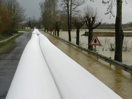 La Sécurité civile achemine 800 mètres de barrages à Pontivy © Sécurité civile