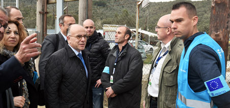 photo de Bernard Cazeneuve, ministre de l'Intérieur, en Grèce le 4 février 2016