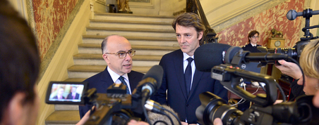 Photo de Bernard Cazeneuve, ministre de l'Intérieur et François Baroin, président de l'association des maires de France lors d'une déclaration relative à l'état d'urgence