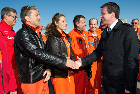 Manuel Valls en visite à la base avion de la Sécurité civile