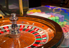 Jeu de roulette et jetons dans un casino. Photo Antoinetav- Wikimedia Commons