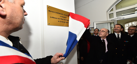 Photo du dévoilement de la plaque de la maison de l'Etat de Château-Salins par le ministre de l'Intérieur Bernard Cazeneuve