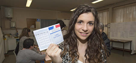 Melle Cantenot lors du vote des départementales 2015. Photo: MI/SG/DICOM/J. Groisard