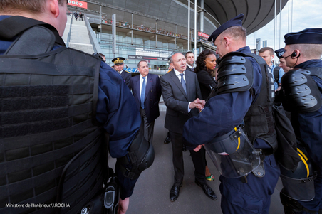 Finale de la coupe de France : Gérard Collomb visite le PC sécurité du Stade de France.